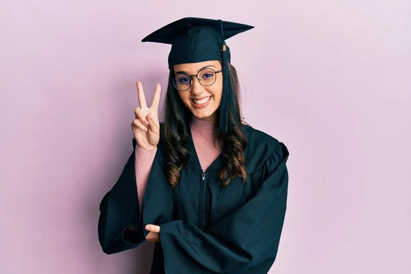 Ung Latinamerikansk Kvinna Klädd Examenshatt Och Ceremoni Mantel Leende Med — Stockfoto