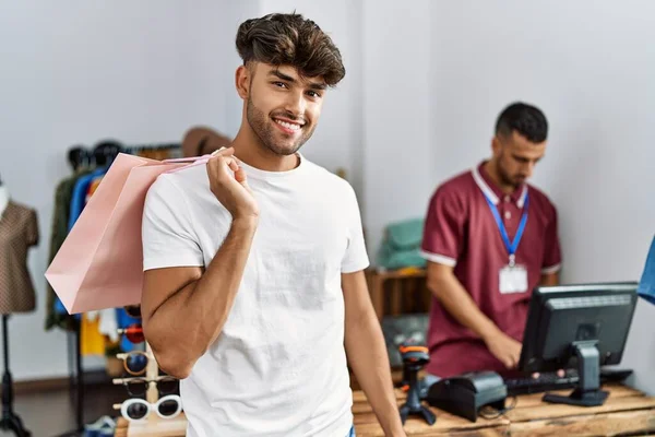 Jovem Hispânico Cliente Homem Sorrindo Feliz Segurando Saco Compras Loja — Fotografia de Stock