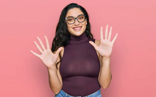 Брюнетка Молодая Женщина Повседневной Одежде Очках Показывая Показывая Пальцами Номер — стоковое фото