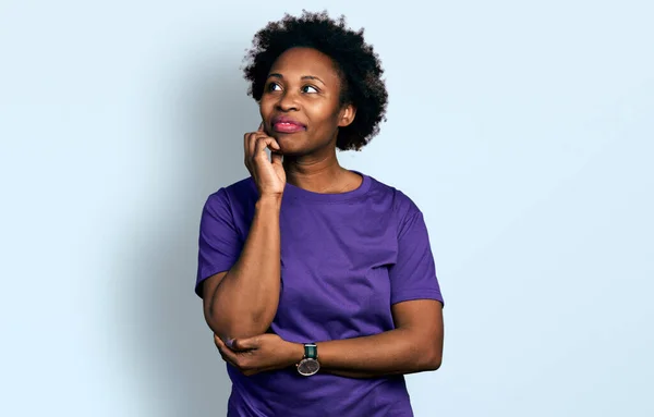 Femme Afro Américaine Aux Cheveux Afro Portant Shirt Violet Décontracté — Photo