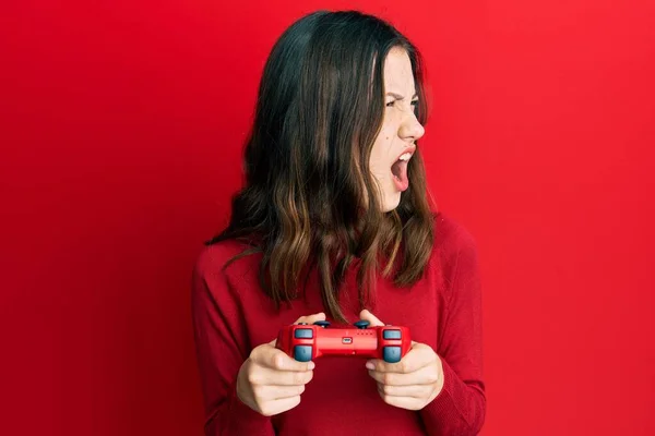 Jovem Morena Jogando Videogame Segurando Controlador Irritado Louco Gritando Frustrado — Fotografia de Stock