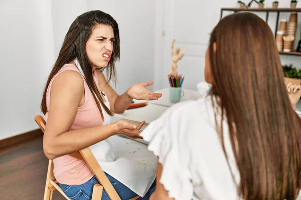 Dois Estudantes Pintura Latina Discutindo Sentados Mesa Escola Arte — Fotografia de Stock