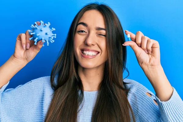 Jong Hispanic Meisje Met Virus Speelgoed Pil Knipperen Kijken Naar — Stockfoto