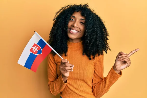 Afrikansk Amerikansk Kvinna Med Afro Hår Håller Slovakiska Flaggan Ler — Stockfoto