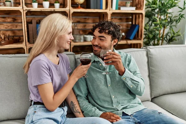 Jovem Casal Sorrindo Brinde Feliz Com Copo Vinho Tinto Casa — Fotografia de Stock