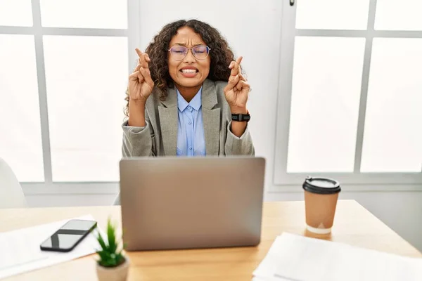 Mulher Negócios Hispânica Bonita Sentada Mesa Escritório Trabalhando Com Laptop — Fotografia de Stock