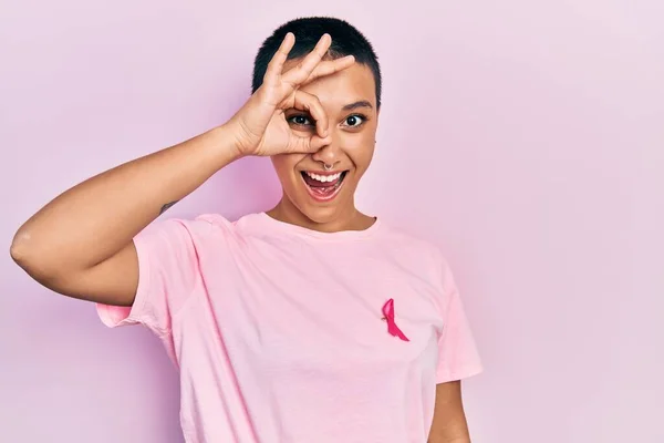 Bella Donna Ispanica Con Capelli Corti Che Indossa Nastro Rosa — Foto Stock