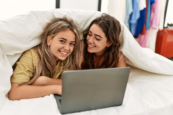 Pareja Joven Viendo Películas Cubriendo Con Sábanas Tumbadas Cama —  Fotos de Stock