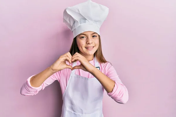 Menina Morena Bonita Vestindo Avental Cozinheiro Profissional Chapéu Sorrindo Amor — Fotografia de Stock