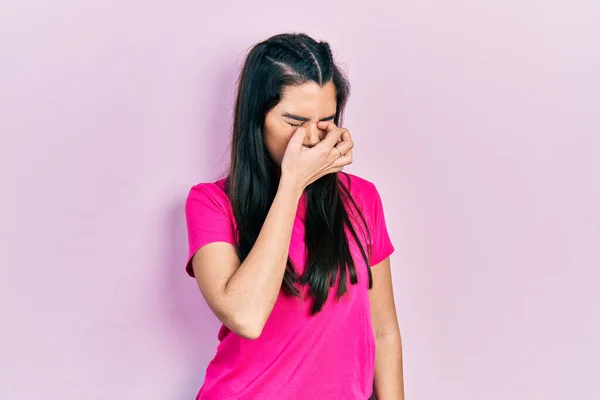 Jong Latijns Amerikaans Meisje Draagt Casual Roze Shirt Moe Wrijven — Stockfoto