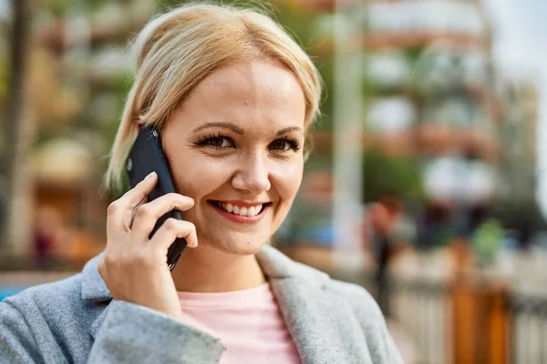 Jong Blond Zakenvrouw Glimlachen Gelukkig Praten Smartphone Stad — Stockfoto