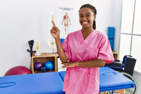Junge Afroamerikanerin Arbeitet Schmerzklinik Mit Einem Breiten Lächeln Gesicht Und — Stockfoto