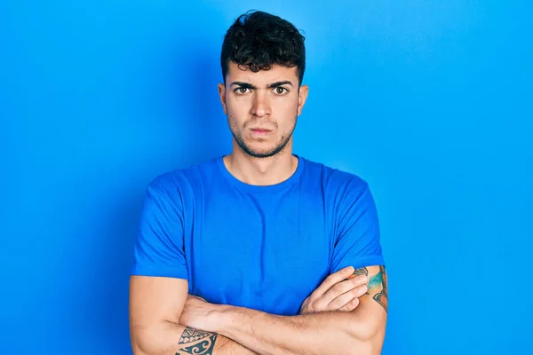 Sıradan Mavi Tişört Giyen Genç Spanyol Adam Şüpheci Gergin Yüzünde — Stok fotoğraf