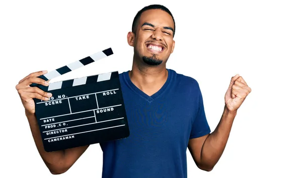 Giovane Uomo Afro Americano Possesso Video Film Clapboard Urlando Orgoglioso — Foto Stock