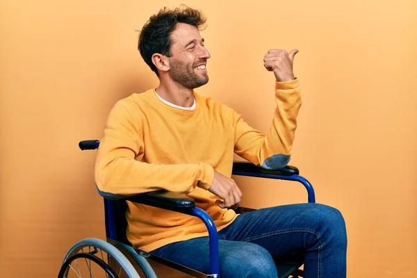 Schöner Mann Mit Bart Sitzt Rollstuhl Lächelt Mit Glücklichem Gesicht — Stockfoto