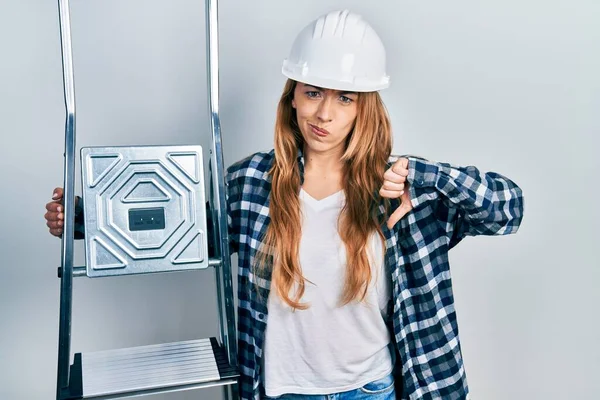 Junge Kaukasische Frau Mit Harter Leiter Mit Wütendem Gesicht Negatives — Stockfoto