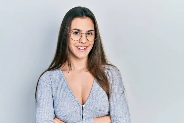 Jonge Brunette Tiener Draagt Casual Trui Een Bril Vrolijk Gezicht — Stockfoto