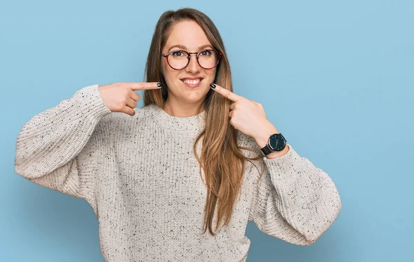 Mujer Rubia Joven Vistiendo Suéter Casual Gafas Sonriendo Alegre Mostrando —  Fotos de Stock