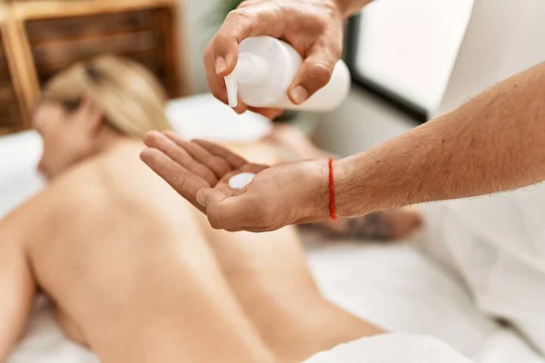 Junge Kaukasierin Der Physiotherapie Klinik Die Sich Von Einem Professionellen — Stockfoto