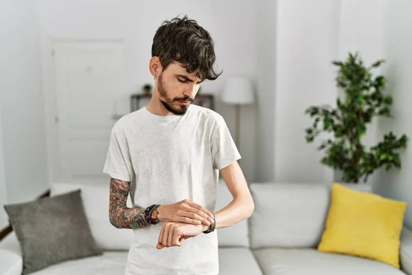 Hombre Hispano Con Barba Sala Estar Casa Comprobando Hora Reloj — Foto de Stock