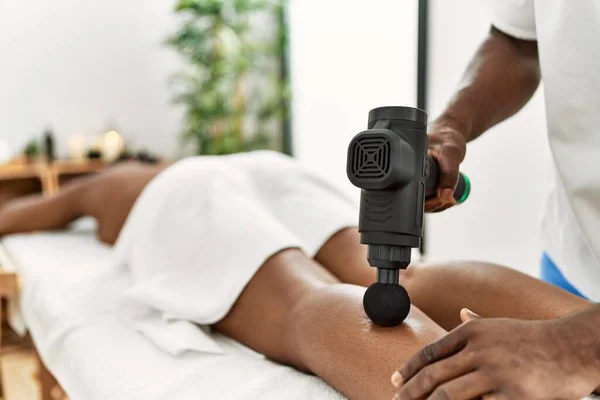 African American Woman Reciving Legs Massage Gun Percusion Beauty Center — Stock Photo, Image