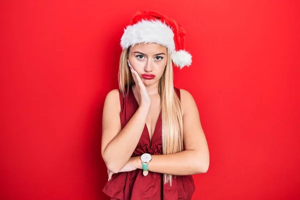 Joven Chica Rubia Con Sombrero Navidad Pensando Que Parece Cansado —  Fotos de Stock