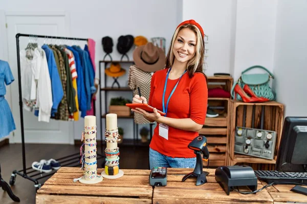 Joven Comerciante Caucásica Usando Touchpad Trabajando Tienda Ropa — Foto de Stock