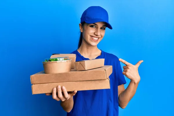 Junge Hispanische Frau Die Essen Zum Mitnehmen Hält Lächelt Glücklich — Stockfoto