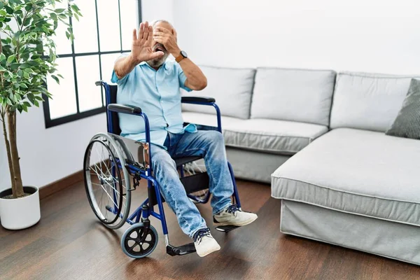 Schöner Älterer Herr Der Rollstuhl Wohnzimmer Sitzt Und Die Augen — Stockfoto