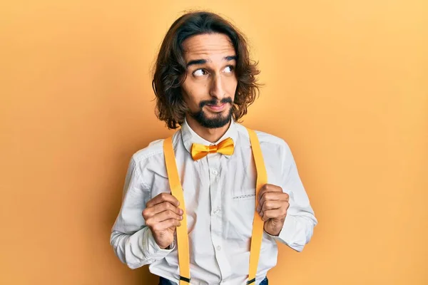 Ung Latinamerikan Man Bär Hipster Elegant Utseende Leende Tittar Sidan — Stockfoto