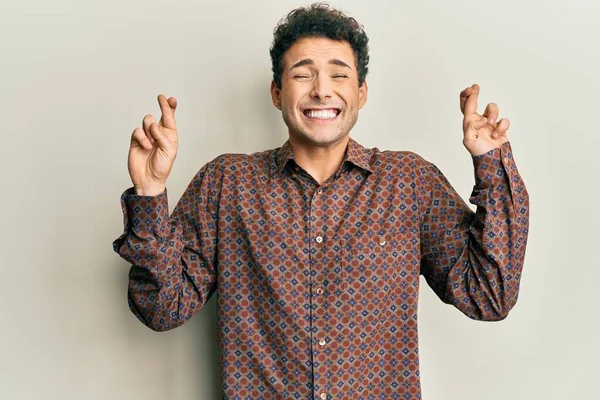 Schöner Hispanischer Mann Lässiger Kleidung Mit Erhobenem Zeigefinger Lächelnd Mit — Stockfoto
