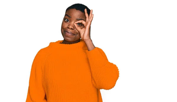 Jovem Afro Americana Vestindo Roupas Casuais Fazendo Gesto Com Mão — Fotografia de Stock