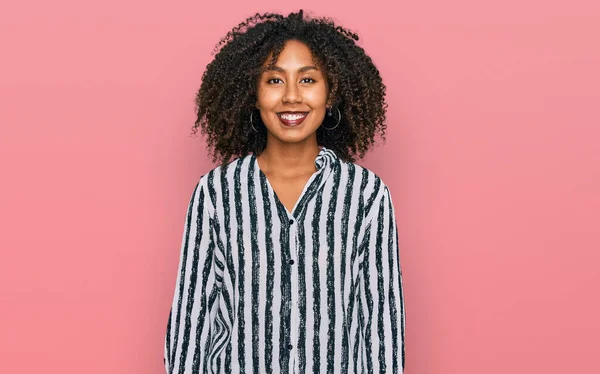 Молода Афро Американська Дівчина Повсякденному Одязі Щасливою Прохолодною Посмішкою Обличчі — стокове фото