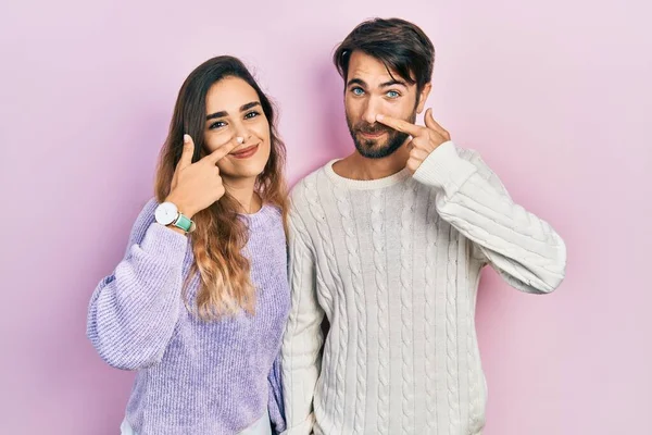 Unga Latinamerikanska Par Bär Avslappnade Kläder Som Pekar Med Handfingret — Stockfoto
