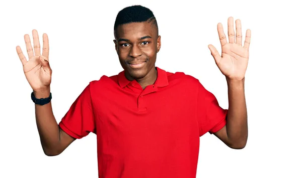 Joven Hombre Afroamericano Vistiendo Camiseta Roja Casual Mostrando Apuntando Hacia —  Fotos de Stock