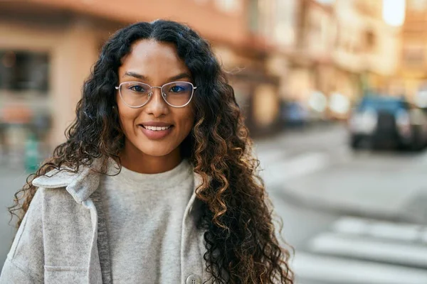 Joven Latina Sonriendo Feliz Pie Ciudad — Foto de Stock