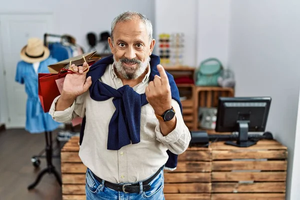 Hübscher Älterer Herr Mit Einkaufstaschen Der Boutique Winkt Hier Geste — Stockfoto