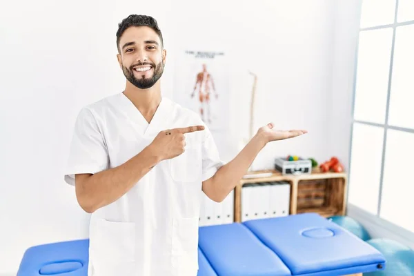 Junger Gutaussehender Mann Mit Bart Der Einer Schmerzklinik Arbeitet Staunt — Stockfoto