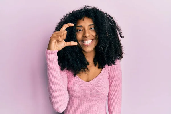 Африканская Американка Африканскими Волосами Розовой Рубашке Улыбаясь Уверенно Жестикулируя Рукой — стоковое фото