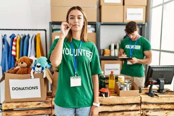 Menina Loira Jovem Vestindo Shirt Voluntária Doação Stand Boca Lábios — Fotografia de Stock