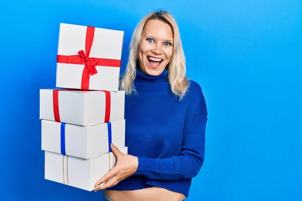 Bella Donna Bionda Caucasica Che Tiene Regali Sorridendo Ridendo Forte — Foto Stock