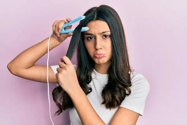 Young Hispanic Woman Holding Hair Straightener Depressed Worry Distress Crying — Stock Photo, Image