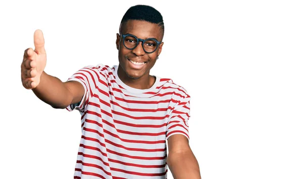 Mladý Afroameričan Neformálním Tričku Brýlích Otevřenou Náručí Dívá Fotoaparát Usmívá — Stock fotografie