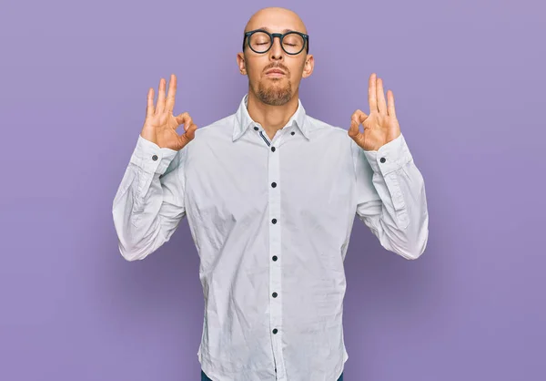 사업용 셔츠와 안경을 수염을 기르는 대머리 남자는 손가락으로 명상을 하면서 — 스톡 사진