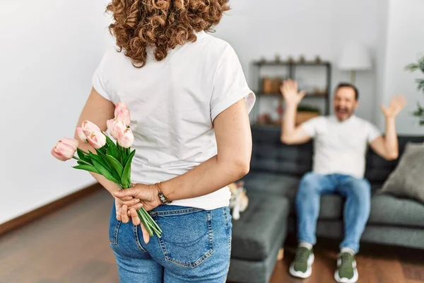 Mujer Sorprendiendo Marido Con Flores Casa —  Fotos de Stock