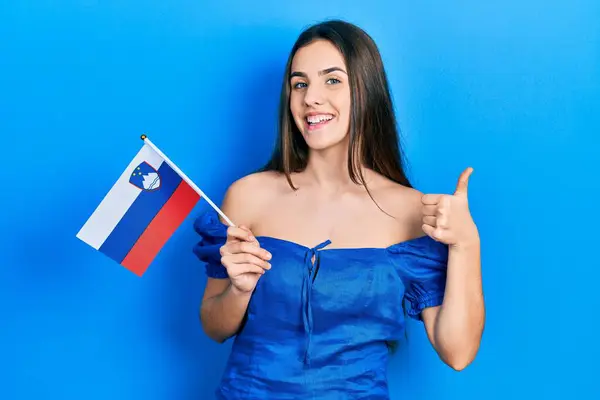 Slovenia Bayrağı Taşıyan Genç Esmer Kız Mutlu Pozitif Gülümsüyor Başparmağıyla — Stok fotoğraf
