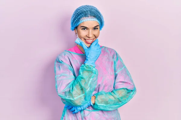 Giovane Donna Bruna Con Uniforme Chirurgo Maschera Medica Guardando Fiduciosa — Foto Stock