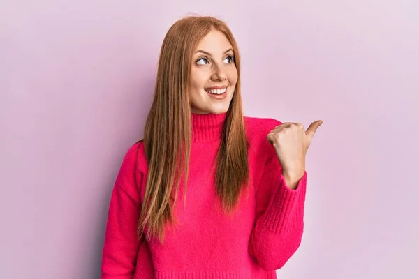 Young Irish Woman Wearing Casual Clothes Pointing Thumb Side Smiling — Stock Photo, Image