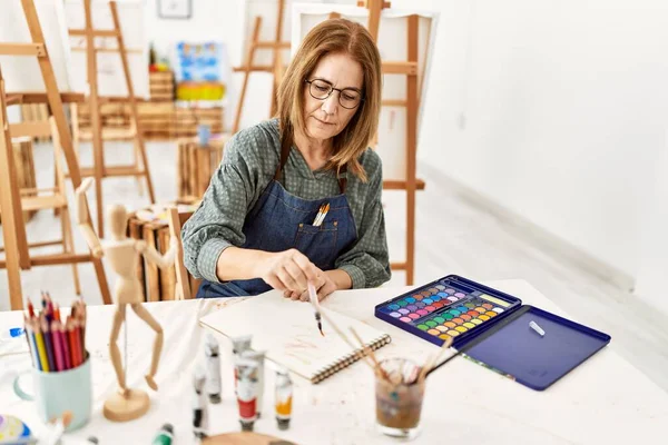 Orta Yaşlı Sanatçı Kadın Resim Stüdyosunun Masasına Oturmuş Resim Yapıyordu — Stok fotoğraf