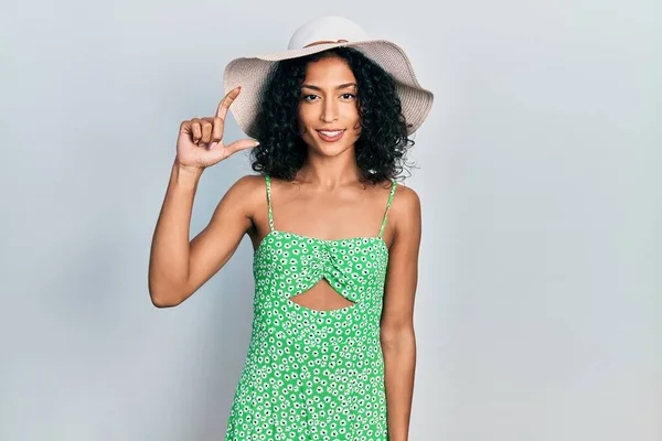 Menina Latina Usando Chapéu Verão Sorrindo Gestos Confiantes Com Mão — Fotografia de Stock
